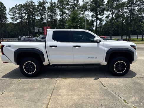 Certified 2024 Toyota Tacoma TRD Off-Road AWD/4WD image 8