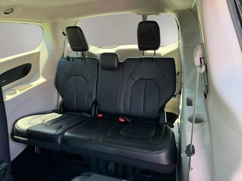 Used 2023 Chrysler Pacifica Touring-L w/ Uconnect Theater Family Group FWD image 4