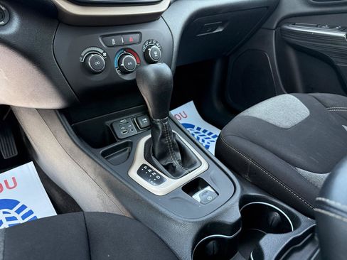 Used 2014 Jeep Cherokee Sport FWD image 19
