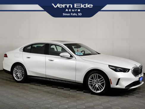 Used 2025 BMW 530i xDrive image 1