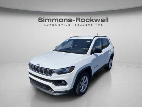 Used 2024 Jeep Compass Latitude AWD/4WD image 1