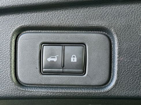Used 2025 Nissan Pathfinder SV FWD image 31