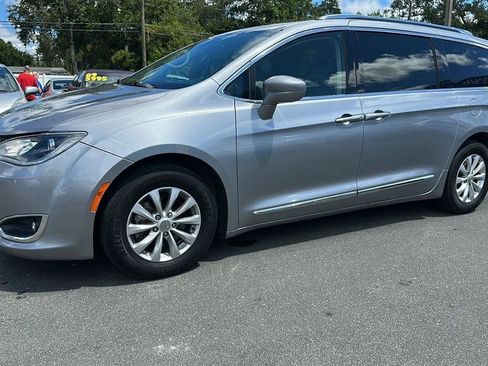 Used 2019 Chrysler Pacifica Touring-L FWD image 15