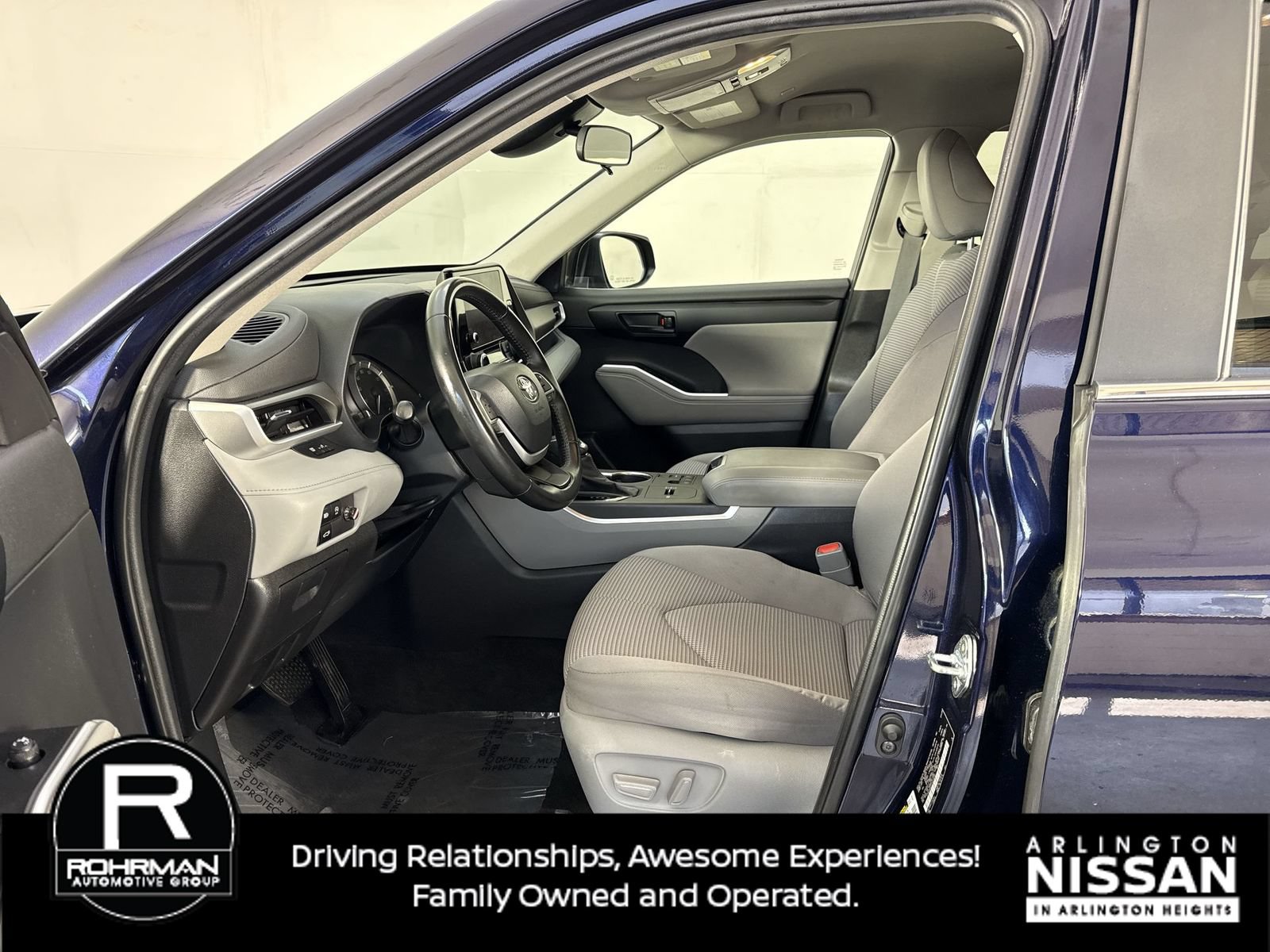 Used 2023 Toyota Highlander LE FWD image 4