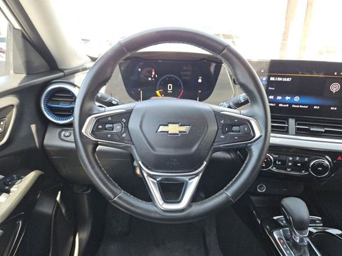 Used 2025 Chevrolet Trax LT w/ LT Convenience Package FWD image 23