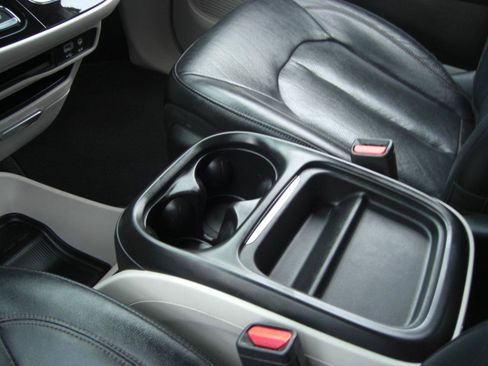 Used 2019 Chrysler Pacifica Touring-L image 8