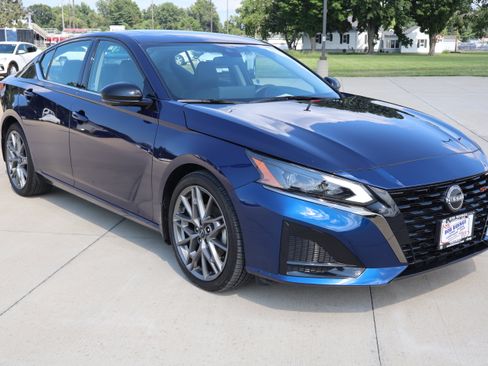 Used 2023 Nissan Altima 2.0 SR FWD image 3
