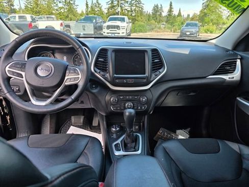 Used 2018 Jeep Cherokee Trailhawk w/ Cold Weather Group AWD/4WD image 8