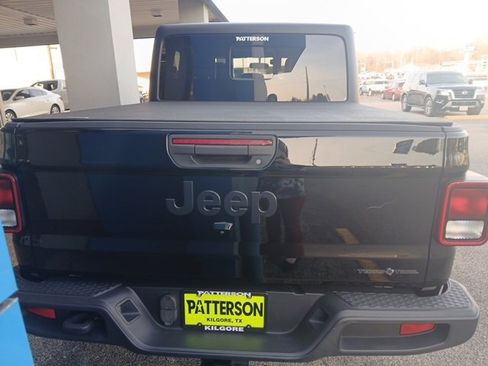 Used 2022 Jeep Gladiator Sport image 3