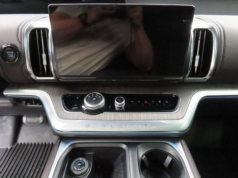 Used 2025 Ford Expedition Max Platinum w/ Platinum Ultimate Package image 14