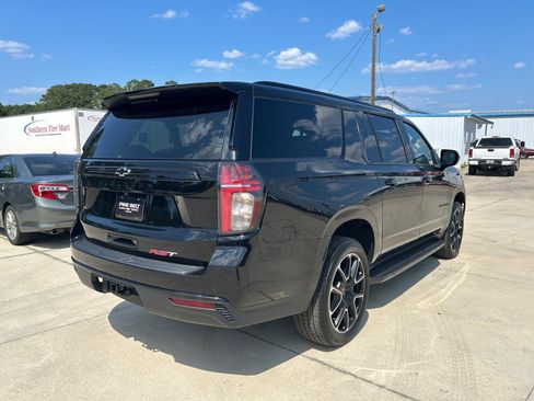 Used 2024 Chevrolet Suburban RST RWD image 3
