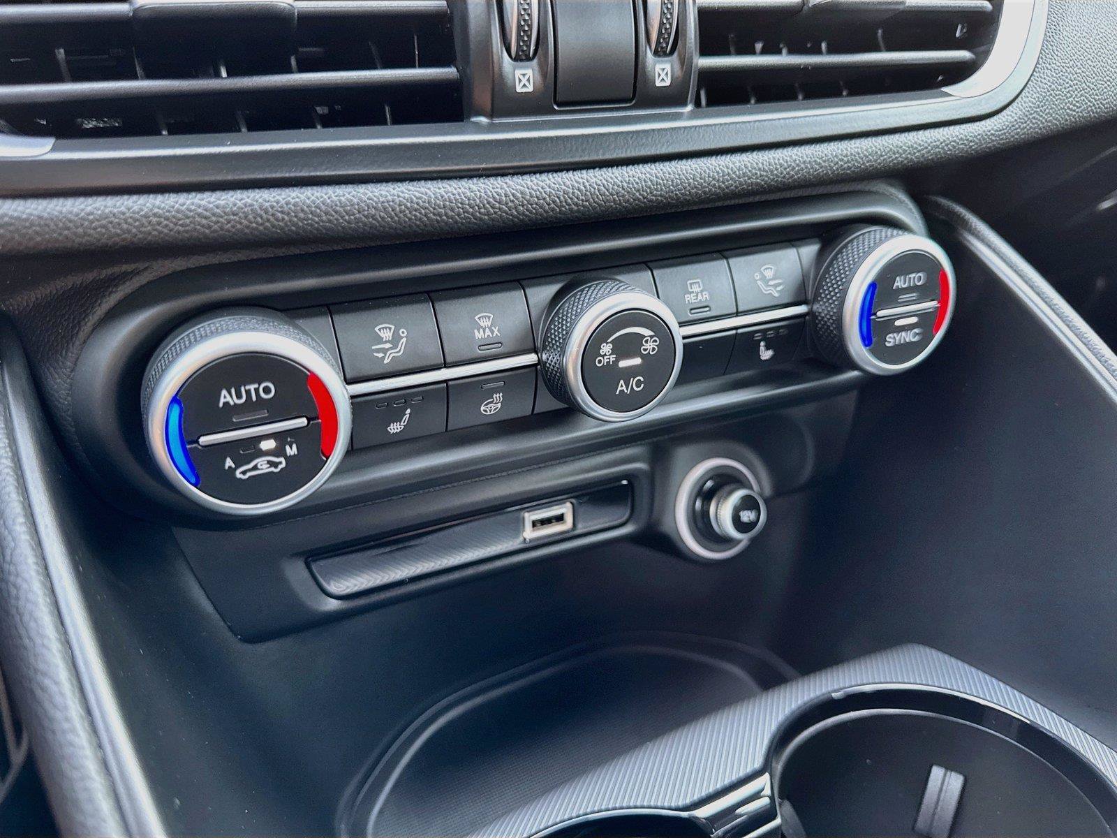 Used 2025 Alfa Romeo Giulia w/ Driving Assist Package RWD image 21