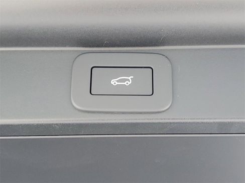 New 2025 Land Rover Range Rover Long Wheelbase SE image 12