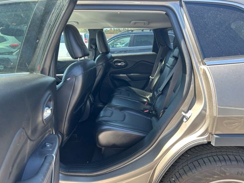 Used 2019 Jeep Cherokee Limited image 15