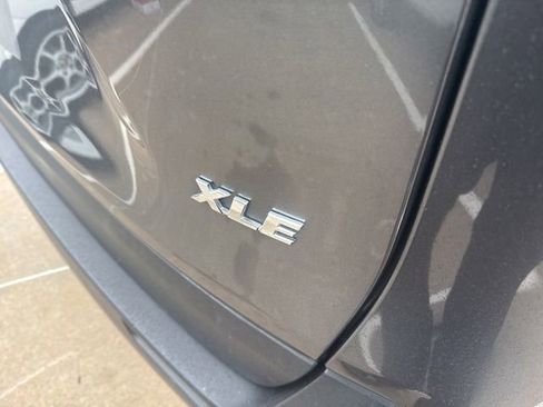 Used 2021 Toyota RAV4 XLE Premium image 4