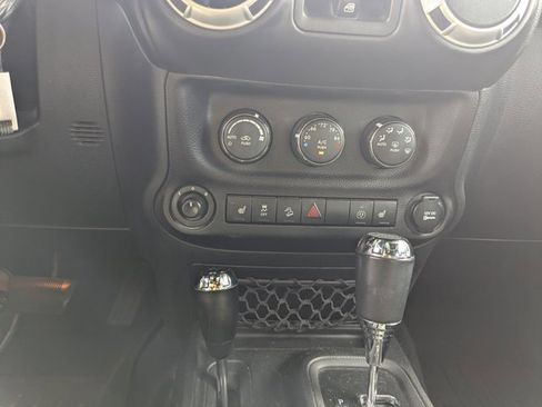 Used 2017 Jeep Wrangler Unlimited Rubicon w/ Connectivity Group image 18