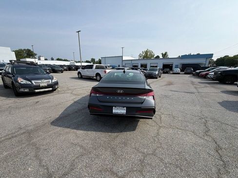 Used 2025 Hyundai Elantra Sport FWD image 4