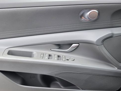 Certified 2025 Hyundai Elantra SE image 28