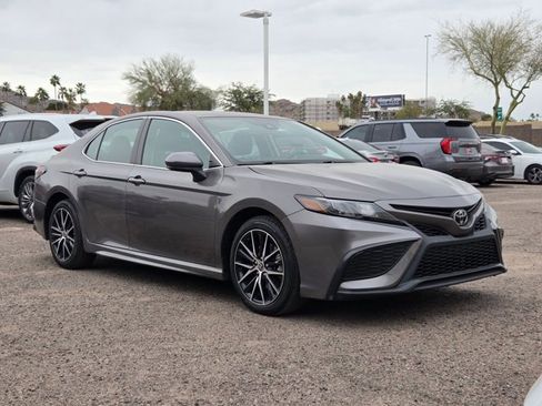 Used 2021 Toyota Camry SE image 3