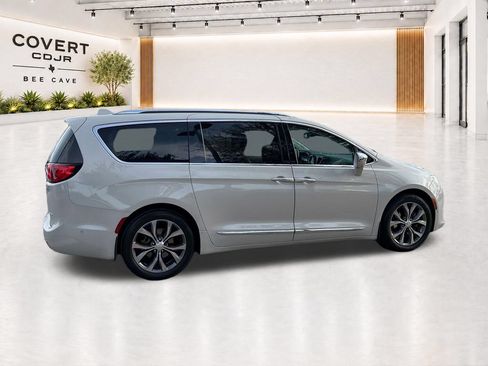 Used 2017 Chrysler Pacifica Limited FWD image 12