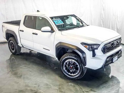 Used 2025 Toyota Tacoma TRD Off-Road AWD/4WD image 6