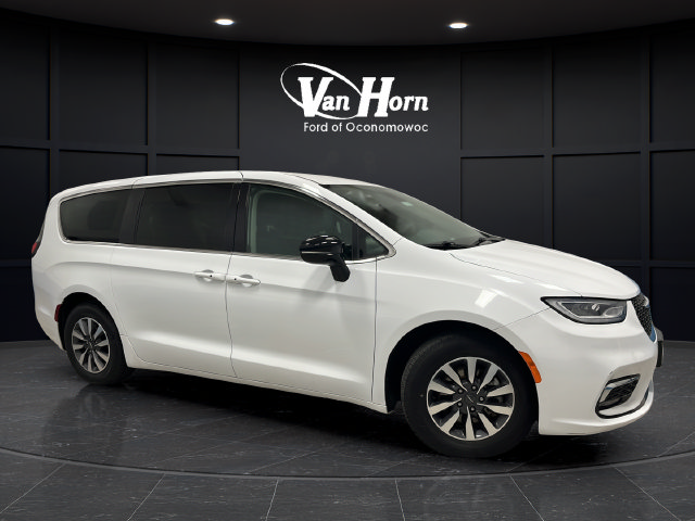 Used 2024 Chrysler Pacifica Limited FWD image 1