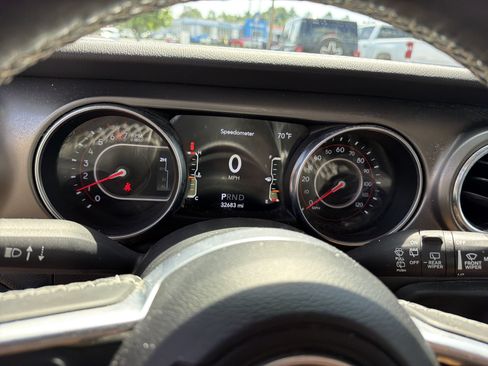 Used 2021 Jeep Wrangler Rubicon w/ Cold Weather Group AWD/4WD image 17