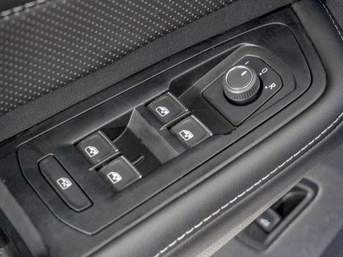 Used 2025 Volkswagen Atlas SE AWD/4WD image 18