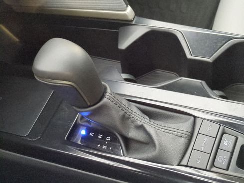 Used 2025 Toyota Camry SE image 31