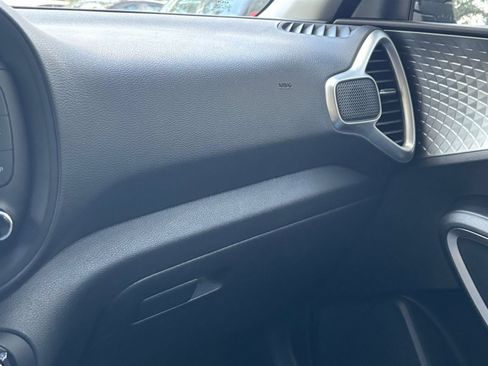 Used 2025 Kia Soul LX w/ LX Technology Package FWD image 32