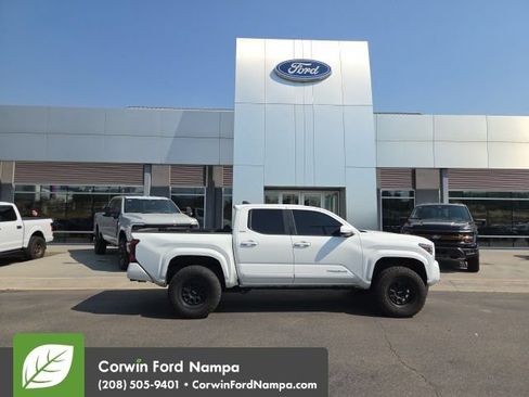 Used 2025 Toyota Tacoma SR5 AWD/4WD image 7