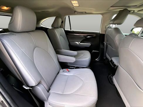 Used 2022 Toyota Highlander Limited FWD image 20