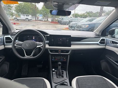 Used 2025 Volkswagen Taos SE w/ Panoramic Sunroof Package image 15