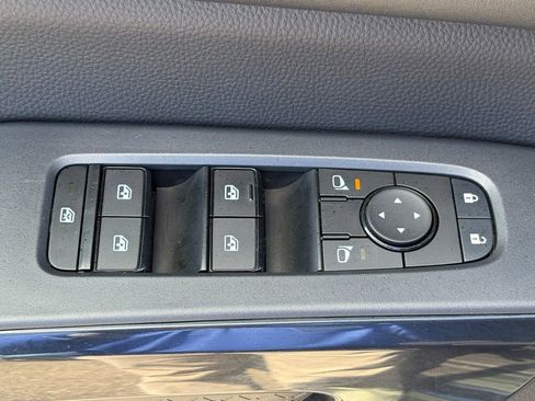 Used 2024 Nissan Pathfinder SV AWD/4WD image 32