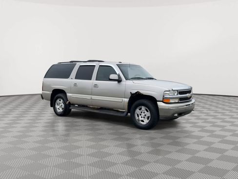 Used 2005 Chevrolet Suburban LT w/ Preferred Equipment Group image 2