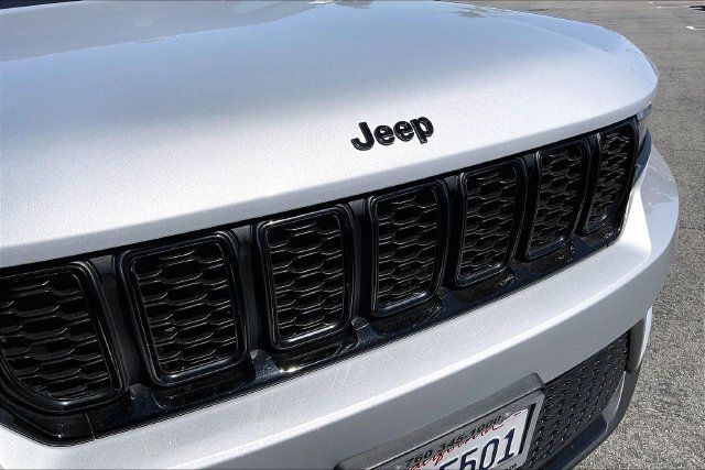 Used 2023 Jeep Grand Cherokee Limited w/ Black Appearance Package AWD/4WD image 30