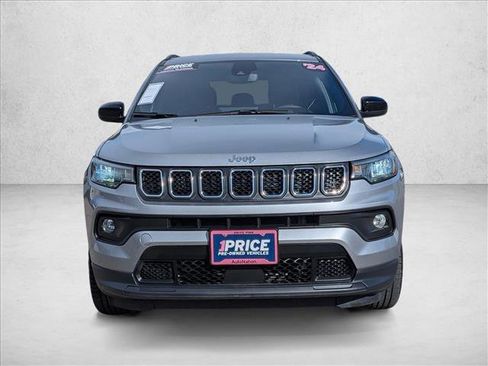Used 2024 Jeep Compass Latitude image 2