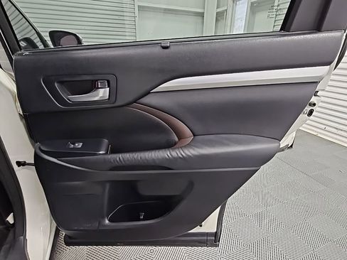 Used 2015 Toyota Highlander XLE image 40