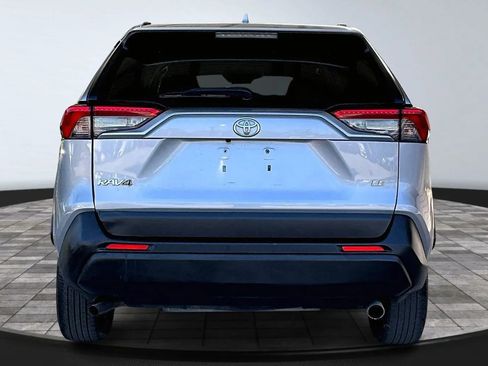 Used 2019 Toyota RAV4 LE FWD image 5