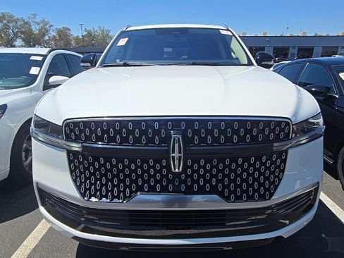 Used 2025 Lincoln Navigator L Reserve AWD/4WD image 2