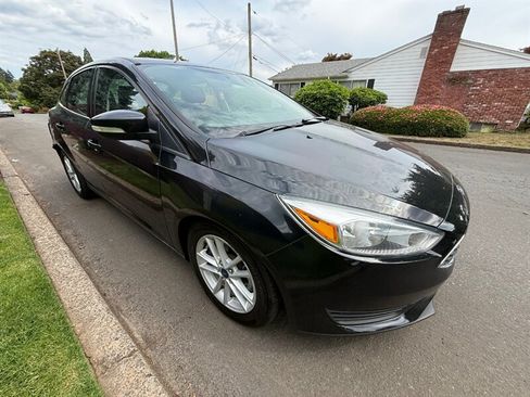 Used 2018 Ford Focus SE w/ Cold Weather Package FWD image 6