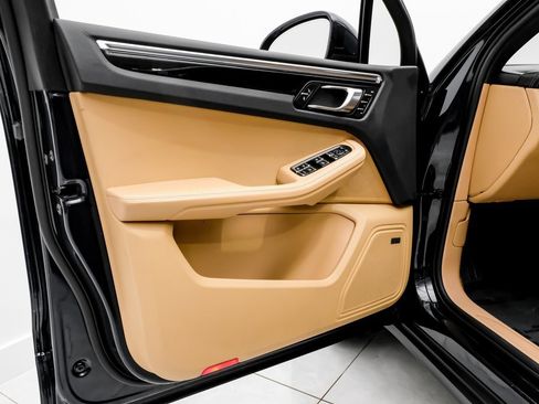 Used 2018 Porsche Macan image 40