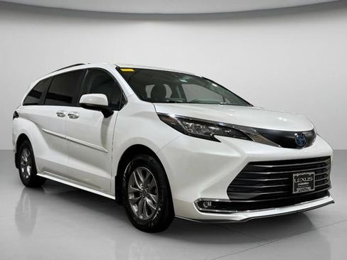 Used 2022 Toyota Sienna XLE FWD image 1