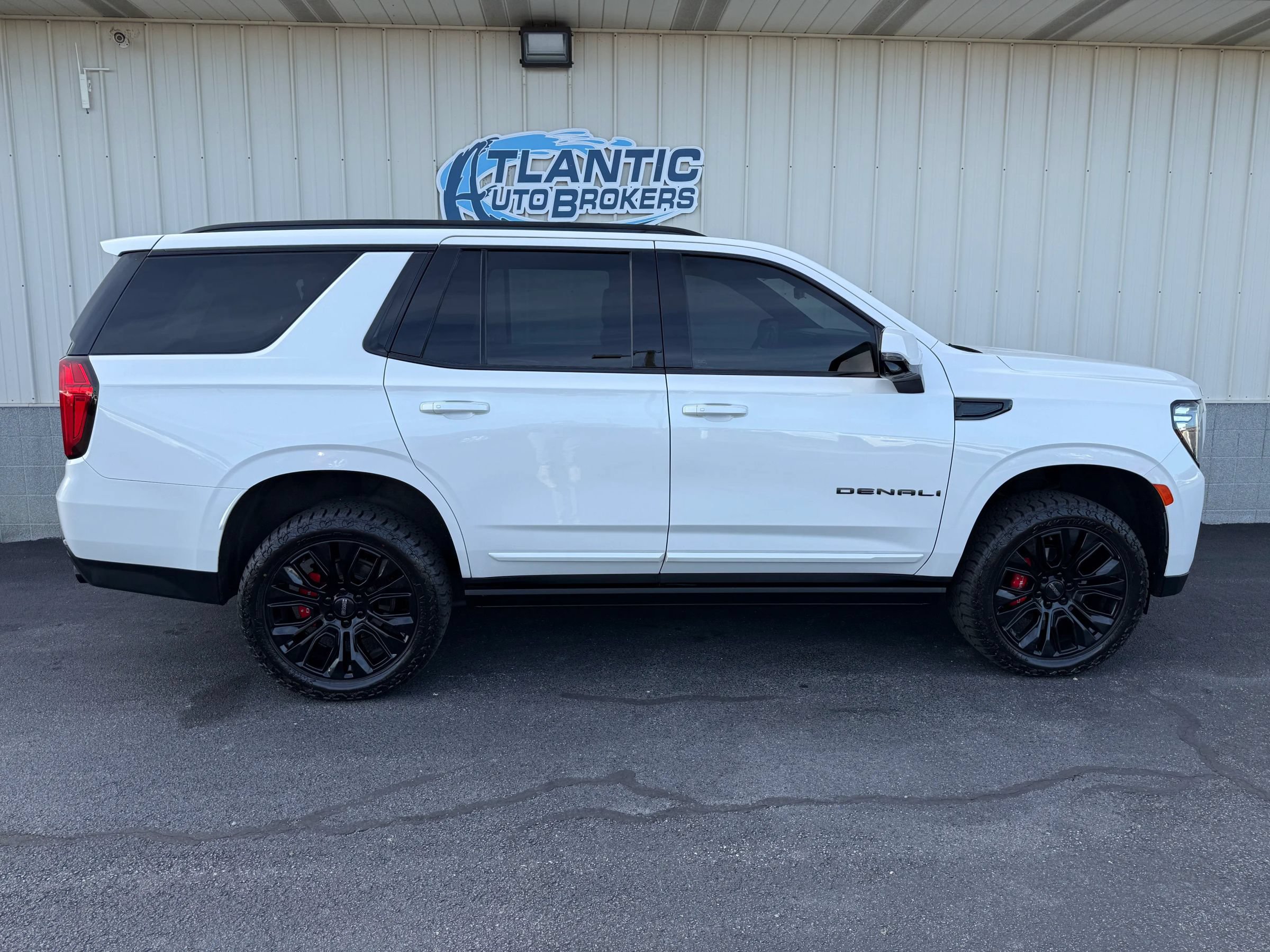 Used 2022 GMC Yukon Denali w/ Denali Premium Package AWD/4WD image 3