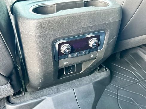 Used 2022 Chevrolet Suburban LT RWD image 21
