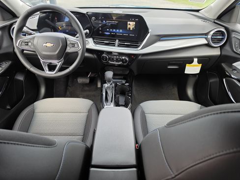 New 2026 Chevrolet Trax LT w/ Sunroof Package FWD image 18