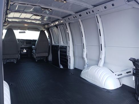 New 2025 Chevrolet Express 3500 Extended image 30