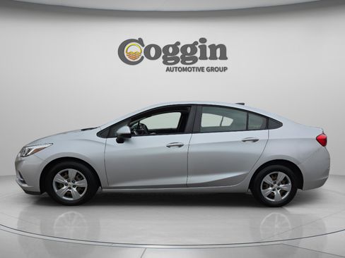 Used 2018 Chevrolet Cruze LS image 3