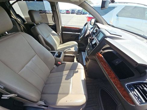 Used 2014 Chrysler Town & Country Touring FWD image 14