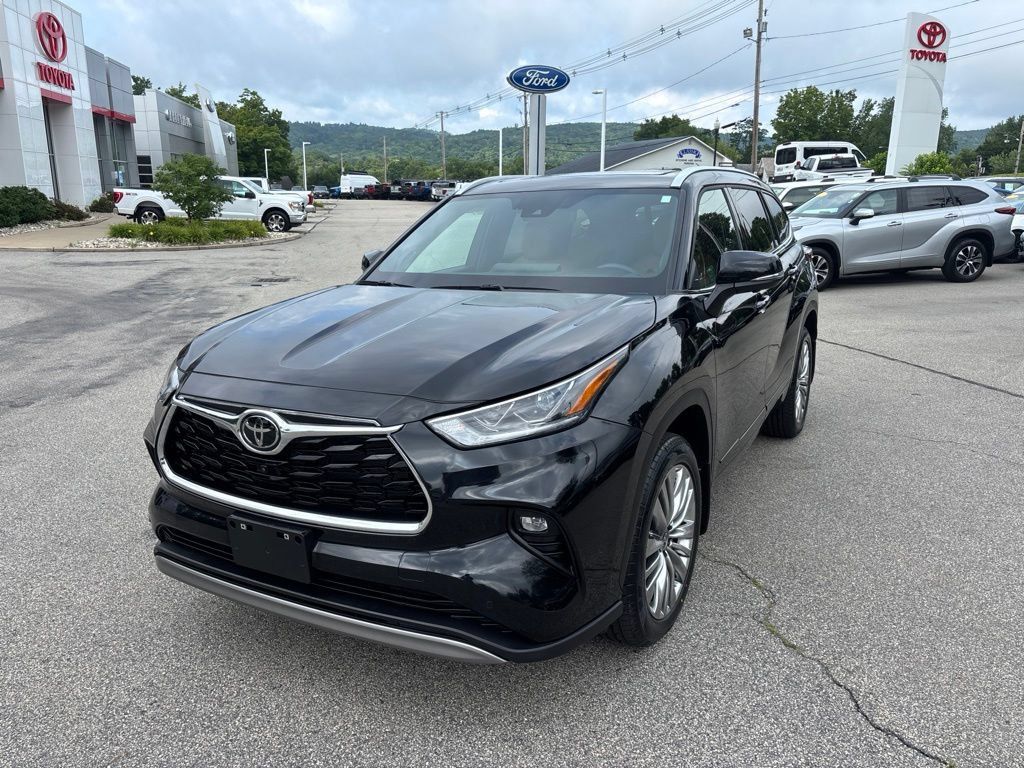 Used 2024 Toyota Highlander Platinum AWD/4WD image 3